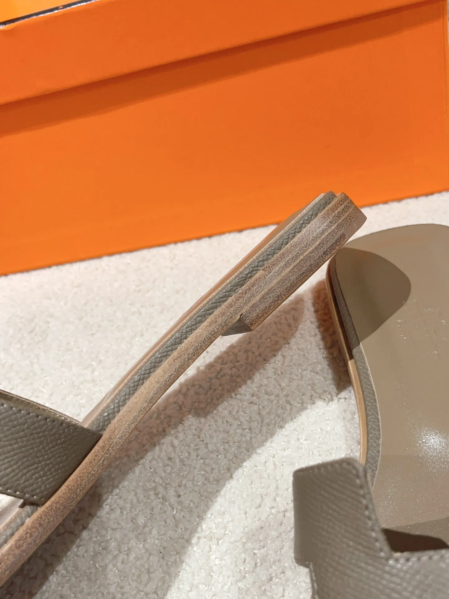 👟👟Ex-factory price 440👟👟 Hermes Hermes H slippers Oasis sandals series——————————Fashionable and versatile Super comfortable Every detail is made to the extreme Original swift calfskin Original 1:1 exclusive private mold upper/original leather outsole ▪️Packaging: Each pair of shoes comes with packaging ▪️SIZE: 35~42 (.40.41.42 customization is non-refundable and non-exchangeable)